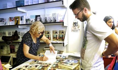 Manuela Carmena, durante la firma en la Feria del Libro de Madrid.