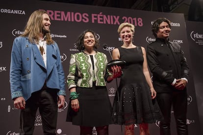 Equipo de la película ‘Pájaros de verano’ codirigida por Cristina Gallego y Ciro Guerra recibe el premio Largometraje de ficción de los Premios Fénix.