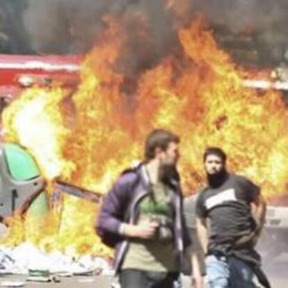 Vista de varios contenedores ardiendo en la calle Balmes de Barcelona.