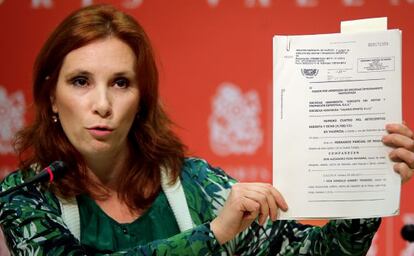 La diputada socialista Eva Martínez exhibe este lunes, en las Cortes, documentos sobre la Fórmula 1.