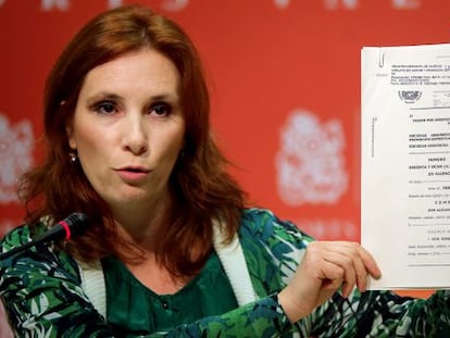 La diputada socialista Eva Martínez exhibe este lunes, en las Cortes, documentos sobre la Fórmula 1.