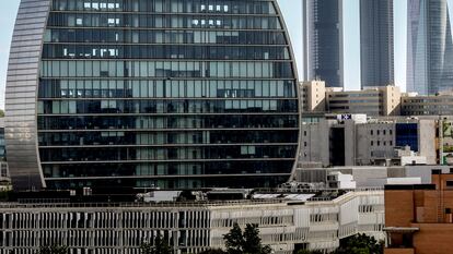 Fachada del edificio ‘La Vela’, en la ciudad del BBVA, a 30 de abril de 2024, en Madrid (España).
