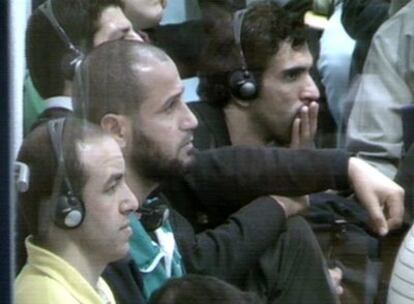 Rabei Osman, <i>El Egipcio</i> (segundo por la izquierda), escucha en la pecera de acusados el testimonio, desde Bruselas, de su amigo Mourad Chabarou.
/ EFE