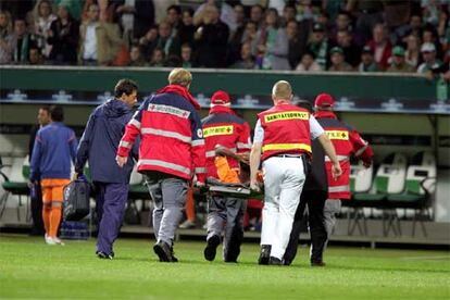 Momento en el que Eto&#39;o es retirado del csped en el partido del mircoles contra el Werder Bremen.