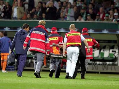 Momento en el que Eto&#39;o es retirado del césped en el partido del miércoles contra el Werder Bremen.