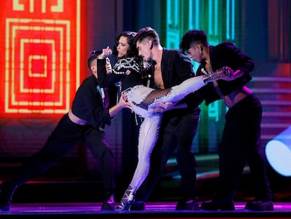 Chanel con sus bailarines en un momento de su actuación en la final de Benidorm Fest.