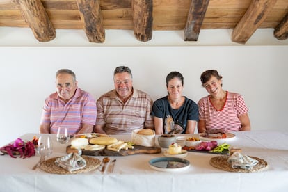 Sisi, Tino, Carmina y Mari son algunos de los ganaderos de los Valles Pasiegos con queso en La Lleldiría, Cantabria. Foto proporcionada por el negocio.