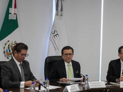 El secretario de econom&iacute;a de M&eacute;xico, Ildefonso Guajardo (segundo por la izquierda), presenta a los negociadores del TLC.