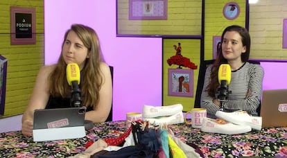 Carolina Iglesias y Victoria Martín, presentadoras del 'podcast' 'Estirando el chicle'.