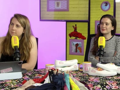 Carolina Iglesias y Victoria Martín, presentadoras del 'podcast' 'Estirando el chicle'.