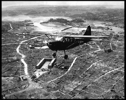 Un avión estadounidense sobrevuela Naha, capital de Okinawa, en mayo de 1945. 