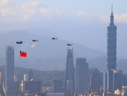 Helicópteros militares taiwaneses transportam uma bandeira nacional durante os ensaios do desfile pelo dia nacional no dia 10.
