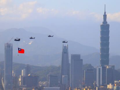 05 October 2021, Taiwan, New Taipei City: A military helicopter carrying a tremendous Taiwan flag conducts a flyby rehearsal with other helicopters ahead of the Double-tenth National Day celebration, near Taipei 101, amid China's growing military threats. Photo: Daniel Ceng Shou-Yi/ZUMA Press Wire/dpa
Daniel Ceng Shou-Yi/ZUMA Press W / DPA
05/10/2021 ONLY FOR USE IN SPAIN