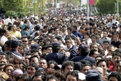 Miles de peruanos acuden a votar para las elecciones presidenciales de su país, ayer en Madrid.