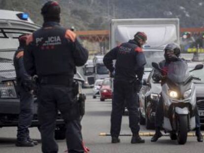 Mossos d'Esquadra en un control a l'autopista durant les restriccions per la covid.