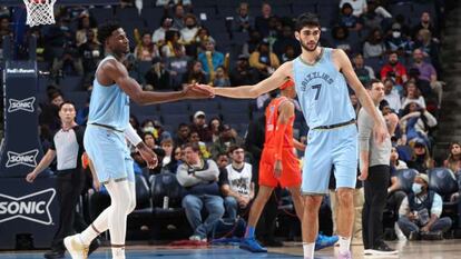 Santi Aldama, felicitado por un compañero tras el partido entre Memphis y Oklahoma City.