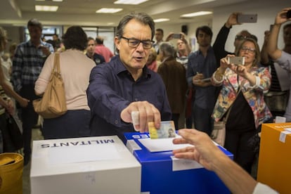 Artur Mas votant sobre el futur de CDC aquest dissabte. 