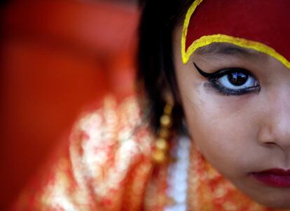 Una niña vestida como la diosa Kumari participa en el festival Kumari Puja en Katmandú (Nepal).
