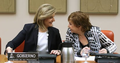 La ministra de Empleo y Seguridad Social, Fatima Ibañez, con la presidenta de la comision del Pacto de Toledo