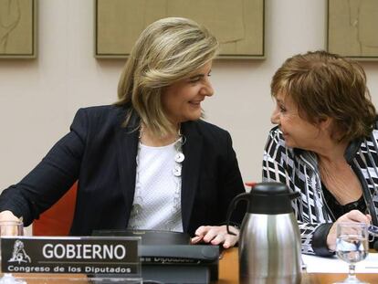 La ministra de Empleo y Seguridad Social, Fatima Iba&ntilde;ez, con la presidenta de la comision del Pacto de Toledo