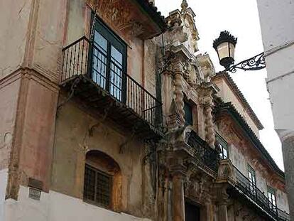 Portada, y fachada en curva que se adapta a la calle, del palacio de Peñaflor, ejemplo del llamado <i>barroco ecijano.</i>