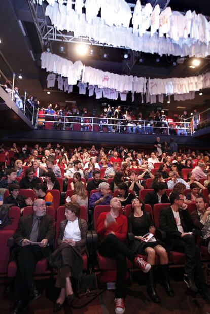 Entrega de los Premis Abril, celebrada en el Teatre Micalet, reunió a compañías, actores, bailarines y gestores culturales, que comparten las quejas, debido a los recortes de fondos públicos por parte de la Generalitat, la supresión de convenios con salas y los cambios normativos.