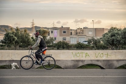 Un hombre en bicicleta en Níjar (Almería) un municipio agrícola con un 41% de inmigración y donde Vox obtuvo un 35% de los sufragios el 10N. Níjar es además la localidad de más de 20.000 habitantes con menor renta 'per capita' de España.