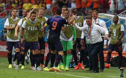 Robin van Persie celebra con el entrenador Louis van Gaal el gol del empate