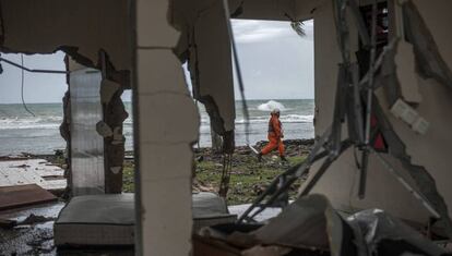 Personal de rescate busca desaparecidos tras el tsunami en la localidad de Carita (Indonesia).  