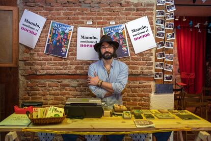 Miguel Ángel Vázquez, miembro del colectivo La Imprenta, posa dentro del nuevo centro cultural/librería La Imprenta en el barrio de Malasaña en Madrid.