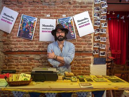 Miguel Ángel Vázquez, miembro del colectivo La Imprenta, posa dentro del nuevo centro cultural/librería La Imprenta en el barrio de Malasaña en Madrid.