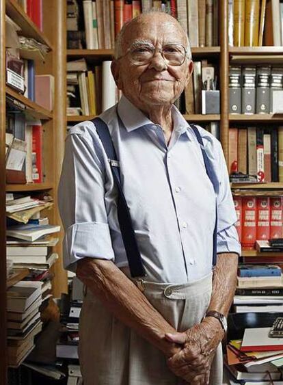 Santiago Carrillo, en la biblioteca de su casa.