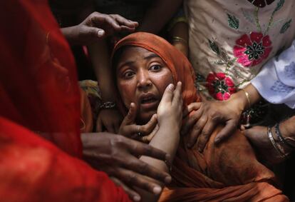 Desolacin tras el derrumbe de un edificio residencial debido a la explosin de una bombona de gas en Nueva Delhi, India.