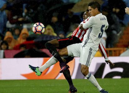 Varane pelea un bal&oacute;n con Williams el d&iacute;a del partido contra el Athletic. 