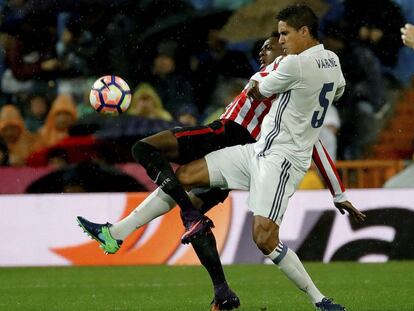 Varane pelea un bal&oacute;n con Williams el d&iacute;a del partido contra el Athletic. 