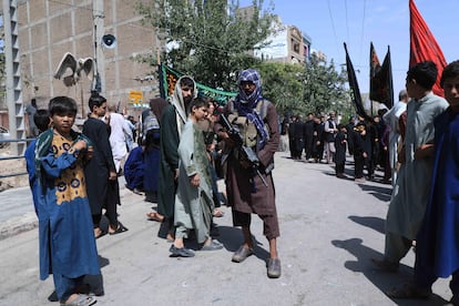 Milicianos talibanes montan guardia durante una celebración religiosa chií, en Herat, el jueves.