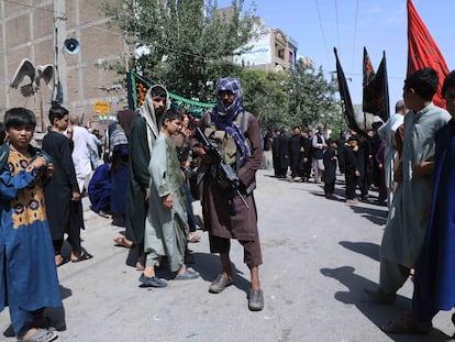 Milicianos talibanes montan guardia durante una celebración religiosa chií, en Herat, el jueves.