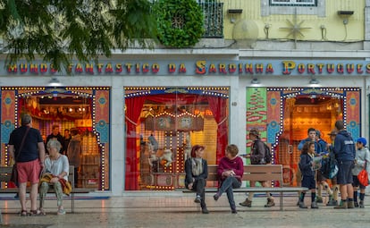 Tienda de O Mundo Fantastico as sardinha Portuguesa, en la plaza del Rossio de Lisboa. 