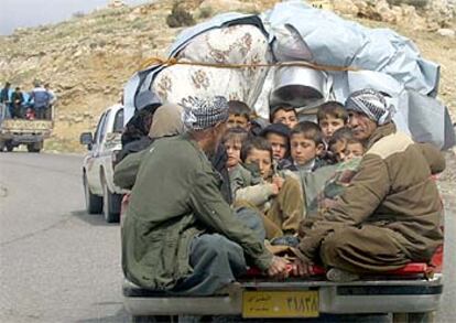 Un grupo de kurdos huyen de Arbil, en el norte de Irak, a bordo de una furgoneta ante la inminencia de la guerra.