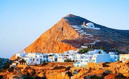 La ciudad de Chora, en la isla de Folégandros. En lo alto de la colina, la iglesia de la Virgen, un enclave para ver el atardecer.