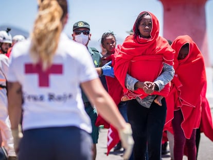 Llegada de inmigrantes al Puerto de Motril tras ser rescatados en las costas de Granada, el 16 de junio de 2018.