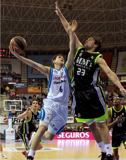 Uriz intenta encestar delante de Llull