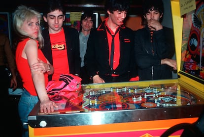 Blondie, aficionados al ‘pinball’ en 1977.