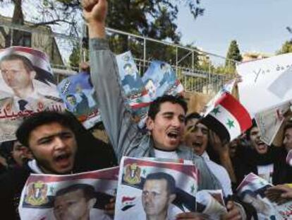 Un grupo de sirios se manifiestan a favor del presidente del país Bachar el Asad.