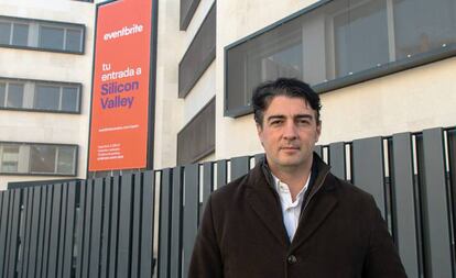 Javier Andrés, director de Eventbrite para España y Portugal, frente al edificio de la nueva sede.