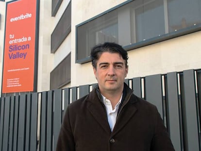 Javier Andrés, director de Eventbrite para España y Portugal, frente al edificio de la nueva sede.