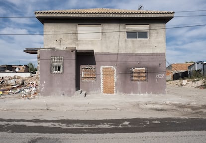 La parte frontal del lugar donde vendían droga los Kikos. La policía la tapió para que no pueda seguir usándose.