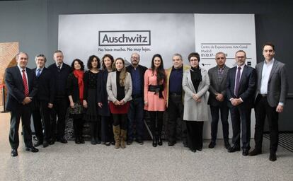 Colectivos religiosos y civiles se reúnen en la exposición de 'Auschwitz. No hace mucho. No muy lejos'.