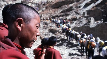 Monges tibetanos observam uma competição de esportes radicais.