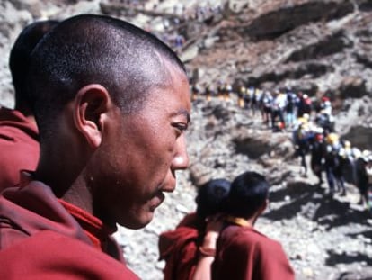 Monges tibetanos observam uma competição de esportes radicais.